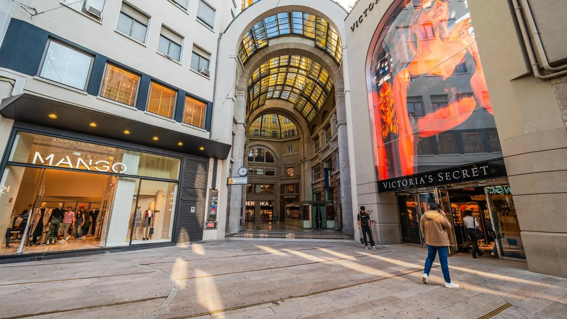 Apartment The Boutique Houses - Iconic Suite In Galleria Duomo With Private Parking Milan Italy